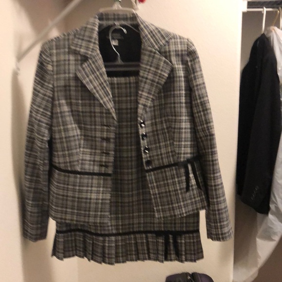 Women’s blazer and skirt suits two piece. - Picture 3 of 4